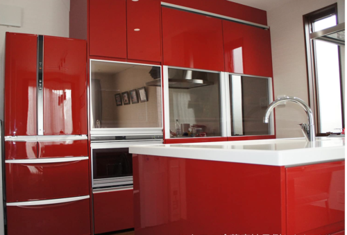 赤い冷蔵庫とキッチン